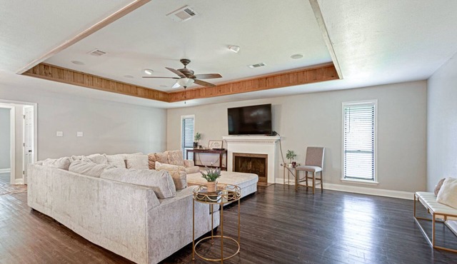 Huge Trendy Remodeled 4 Bdrm 2 Bath Home Restaurants Shopping I-10 10 min to LSU