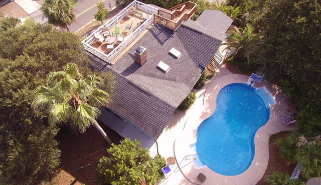 ~HUGE TROPICAL POOL WITH NEW ROOFTOP DECK! AMAZING VIEWS! Pet Friendly!