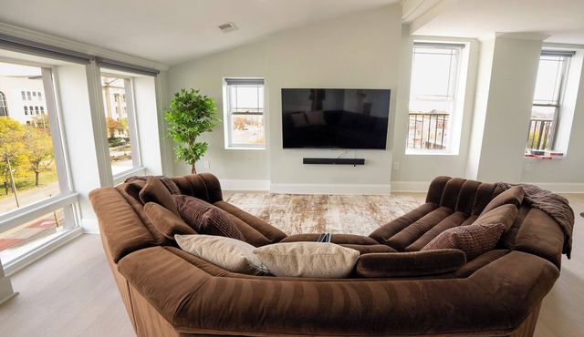 Huge Upscale Downtown Penthouse 4Bedrm/3Bath - 5 mins from Penn Station