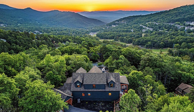 Huge Valley Views . HGTV Design . Hot Tub . Theater . Sauna . Rec Room . Arcades
