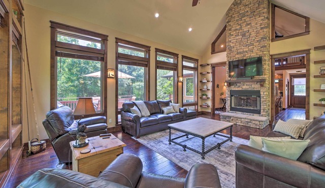 Huge Vian Family Retreat: Hot Tub + Game Room