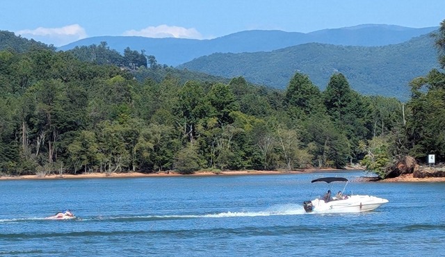 HUGE Views at Lake Chatuge - HUGE plush condo with two king suites!