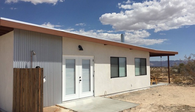 Huge Views in North Joshua Tree w/Outdoor Bathtub & Shower