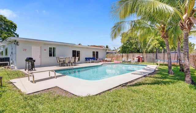 Huge Villa with Heated Pool, Trampoline BBQ Games