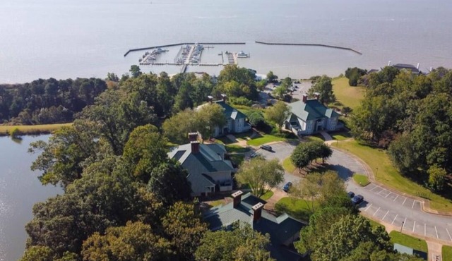 Huge water view 2/2 condo in "Kingsmill on the James"