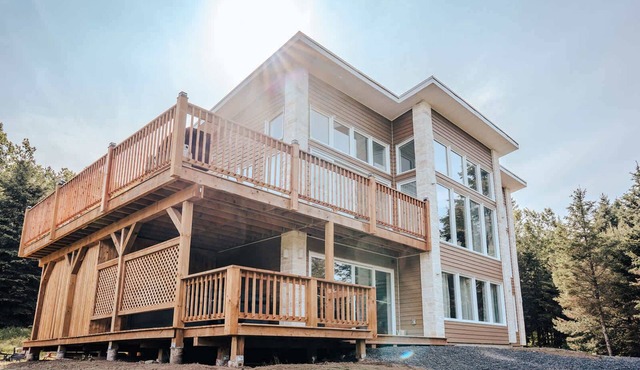 Huge Waterfront Modern Cottage on the Rouge River