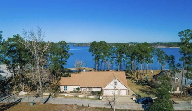 Huge waterfront lake house with spacious yard & amazing views!
