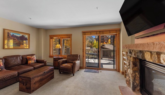 Huge Wraparound Balcony w/Beautiful Views, King Bed, Walk to Lifts, Views