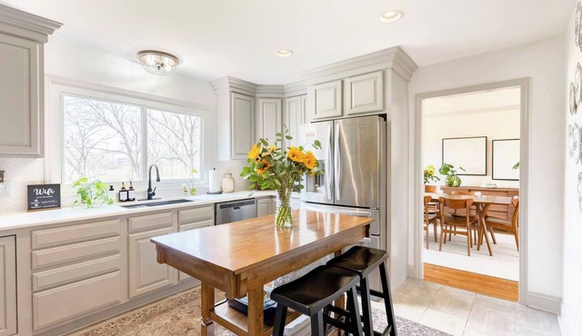 Huge yard - 10 min walk to shops & restaurants