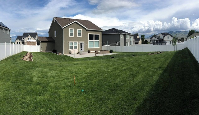 HUGE YARD Centrally Located Fully-Fenced & Parks!