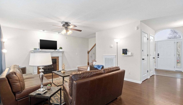 Huge Yard&Deck! Mins to Airport - Beds on Brewster