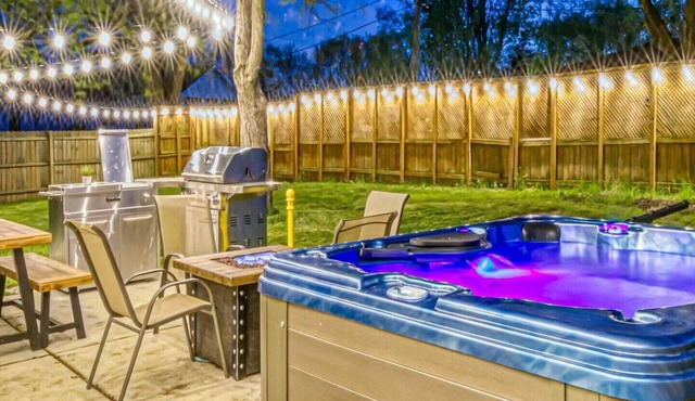 Huge yard, Family-friendly, Hot Tub, walk to Beach, Dunes, Hiking Trails