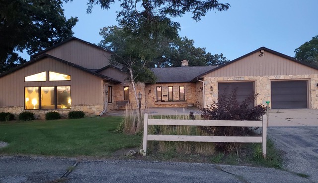 HugeHome.Hottub 2 Stocked Ponds acres of yard. Riverview trails, 14mi to Madison