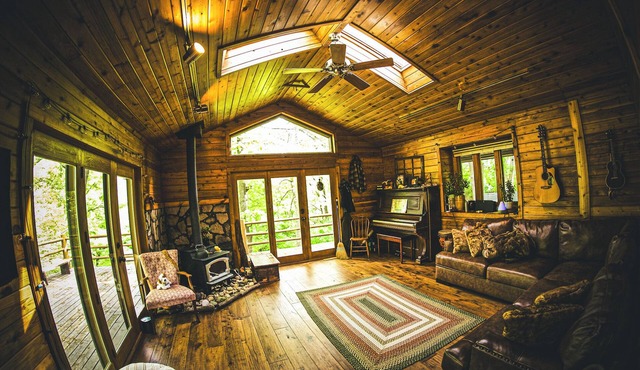 Hugel Hutte - Cozy cabin nestled in woods - Feels like a TreeHouse