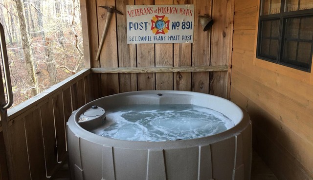 Hugs and Kisses! Great views, hot tub, Wi-Fi.