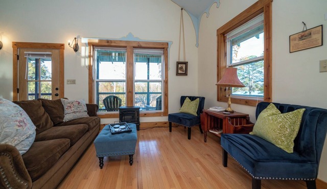 Huguenot Lake Front Cottage on Lake O' the Pines- 2 bedroom, 2 bath with a loft