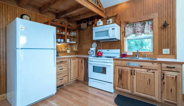 Huguenot Lakeside Cottage, 2-bedroom Plus Loft on Lake O' the Pines