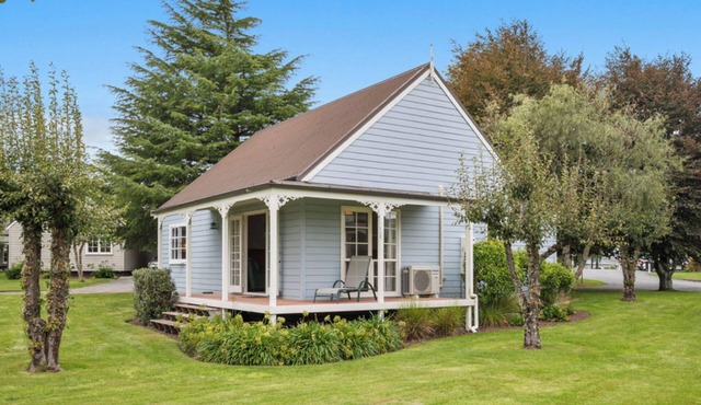 Huka Falls Cottage - Lake Taupo Holiday Home