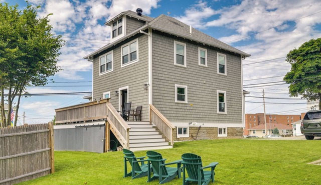 Hull Home Close to Beaches: Yard + Furnished Deck!