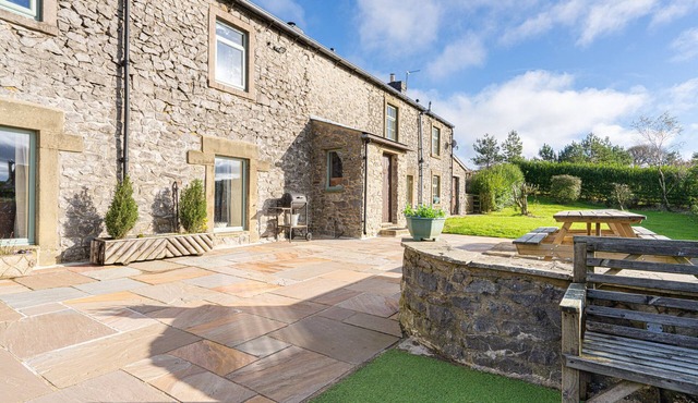 Hulmes Vale House - Sleeps 14 - Peak district
