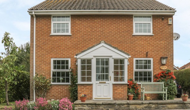 HUMBLE BEE COTTAGE, family friendly, with a garden in Hunmanby