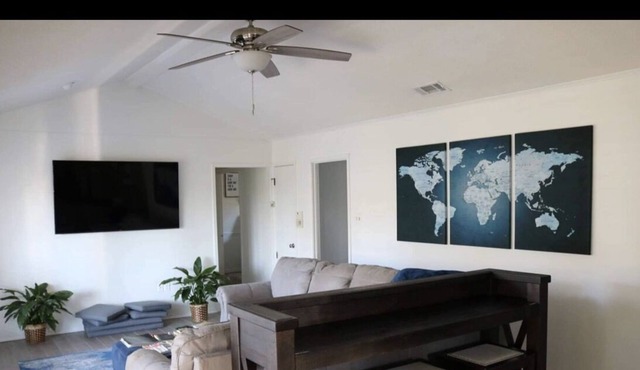 Humble House 3 bedroom 2 bath w/outdoor lounge