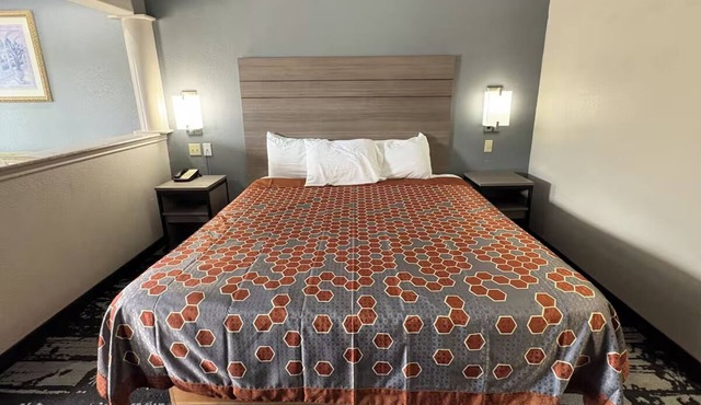 Humble King Room w/Kitchenette – Family-Friendly Stay w/Free Parking