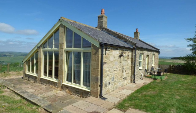 HUMBLETON COTTAGE, pet friendly, with open fire in Haydon Bridge