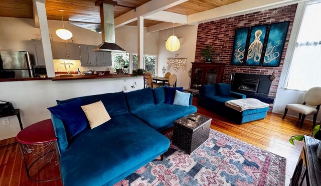 Humboldt Haven- Gorgeous Home for 13 w Gardens, Firepits, Forest & Bay Views