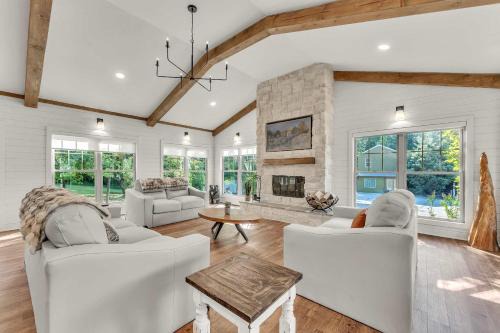 Hummingbird Cabin with a private hot tub