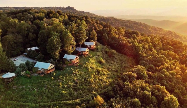 Hummingbird Cabin with a private hot tub!