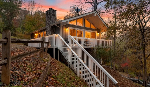 Hummingbird Cottage- charming cottage in quiet cove close to Bridgewater!