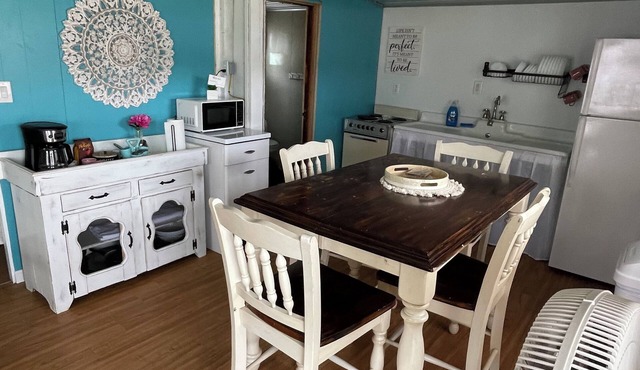 Hummingbird Cottage: Cozy Rustic Lakefront Escape at The Pier, Perfect for 7!