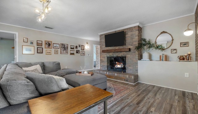 HUMMINGBIRD HAUS 6 Bedrooms Mid-Century 2-Unit Home 2 Kitchens