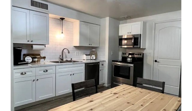 Hummingbird Haven - Cozy, quiet 2 bedroom Condo.
