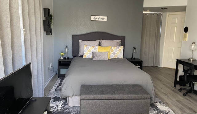 Hummingbird Haven - Private Suite with Pool - Centrally Located