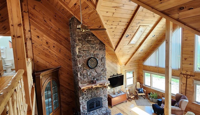 Hummingbird Hideaway is the perfect relaxing mountain retreat! Close to PSU!