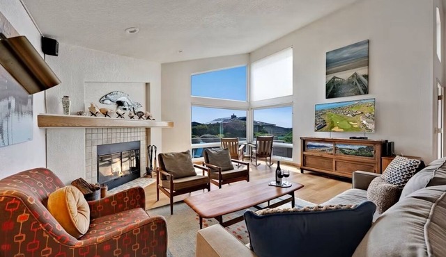 Hummingbird Hideout! Golf Course View, Dog Friendly, Hot Tub, Walk to the Beach!