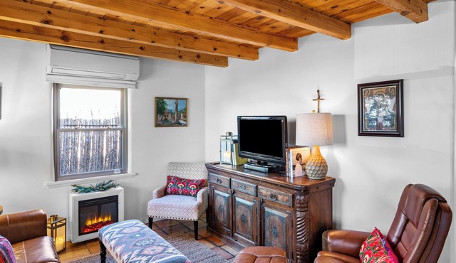 Hummingbird House, 3BD/2BA Charmer, Firepit, Patio