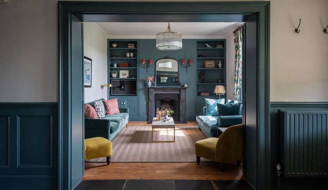 Hummingbird House - a cottage that sleeps 11 guests in 5 bedrooms