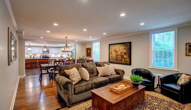 Hummingbird manor 6 beds/6 ensuite baths-minutes from Skaneateles village center.