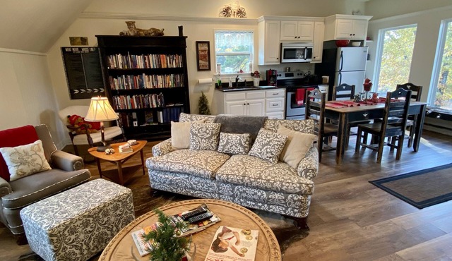 HUMMINGBIRD NEST HIDEAWAY LOFT: East Texas Spiritual Retreat & Country Resort