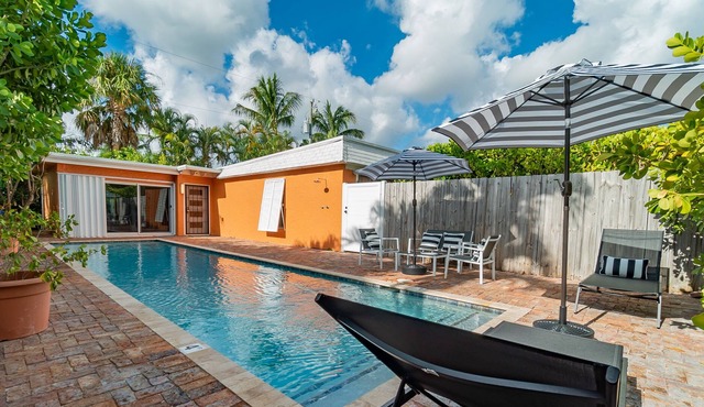 Hummingbird Private Heated Pool Cottage Downtown, The Square, Beach!