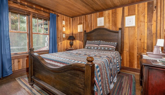 Hummingbird Suite (Second Floor, Queen)
