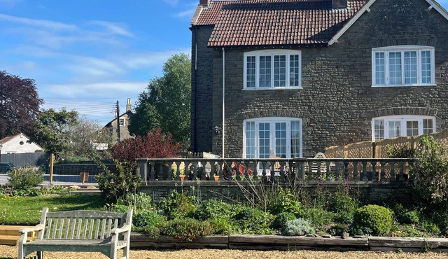 HUMPHRESTON HOUSE, pet friendly, with open fire in Temple Cloud