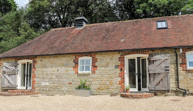 HUNGERS COTTAGE, pet friendly, character holiday cottage in Petworth
