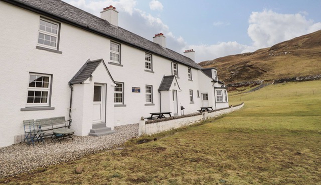 HUNISH, pet friendly, character holiday cottage in Duntulm