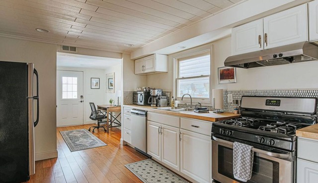 Hunker Down: Fenced in Yard, Pet Friendly!