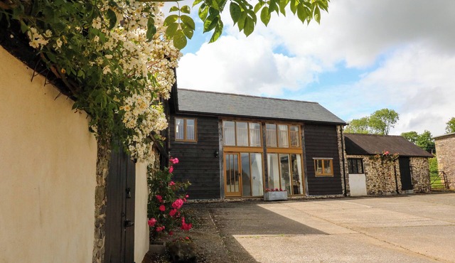 HUNSTONE BARN, family friendly, with a garden in South Molton