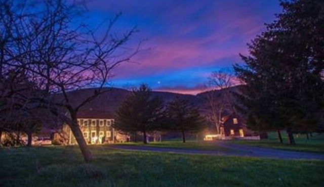 Hunt Hollow Hideaway: log-off & soak in the spa, visit waterfalls and wineries